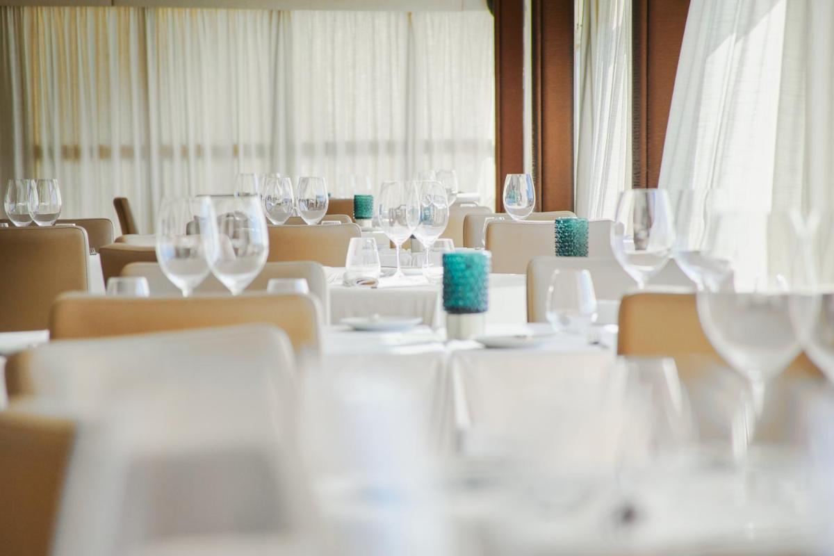 Un restaurante o sitio para comer en Gloria Palace San Agustín Thalasso & Hotel