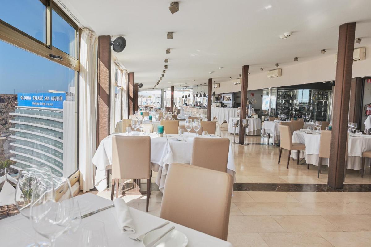 Un restaurante o sitio para comer en Gloria Palace San Agustín Thalasso & Hotel