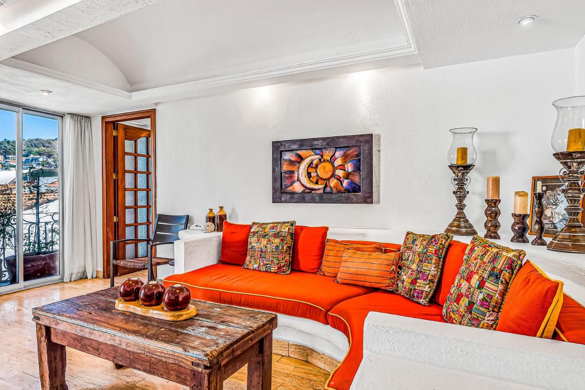 Malecon Beach Side Downtown Condo - Housity
