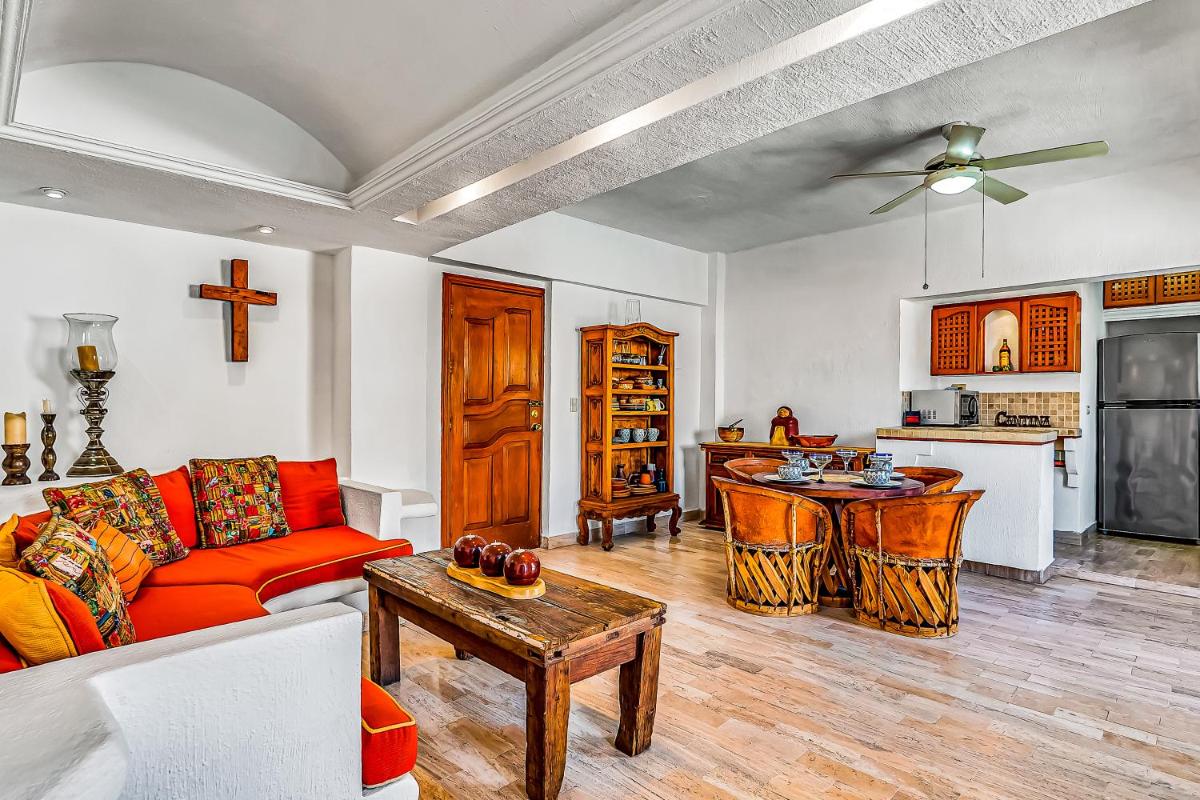 Malecon Beach Side Downtown Condo - Housity