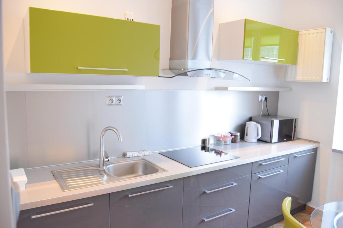 Be my Guest - Krucza Elegant Apartment - Rondo de Gaulle'a Center of Warsaw Metro Wi-Fi Breakfast - Housity