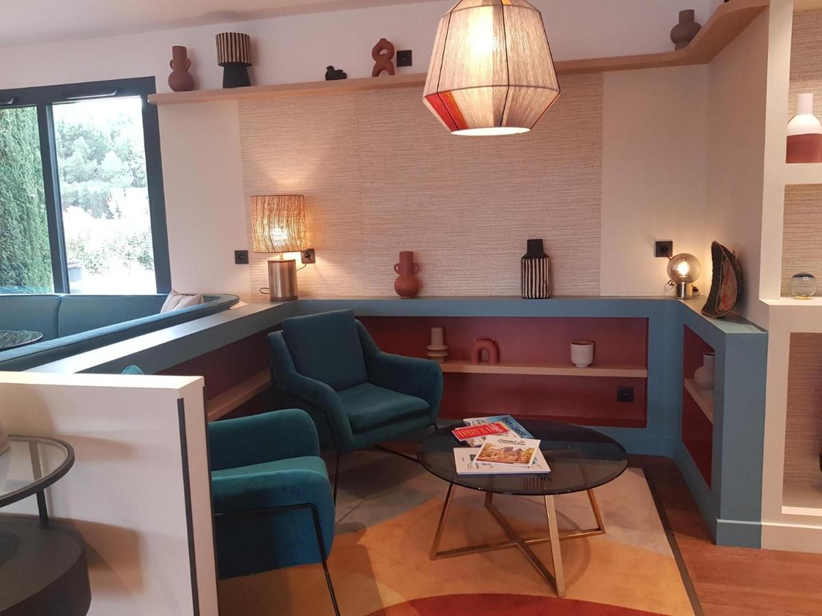 Coin salon dans l'établissement Kyriad Carcassonne - Aéroport