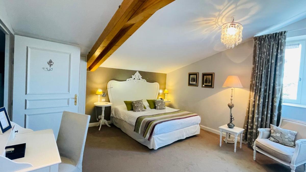 Un ou plusieurs lits dans un hébergement de l'établissement Château Hôtel Edward 1er