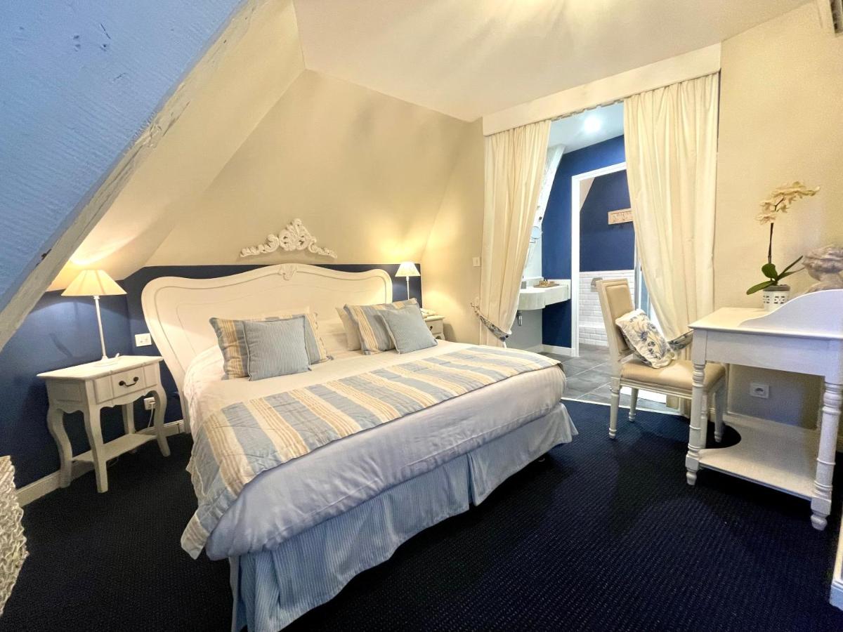 une chambre avec un grand lit et un lavabo dans l'établissement Château Hôtel Edward 1er, à Monpazier