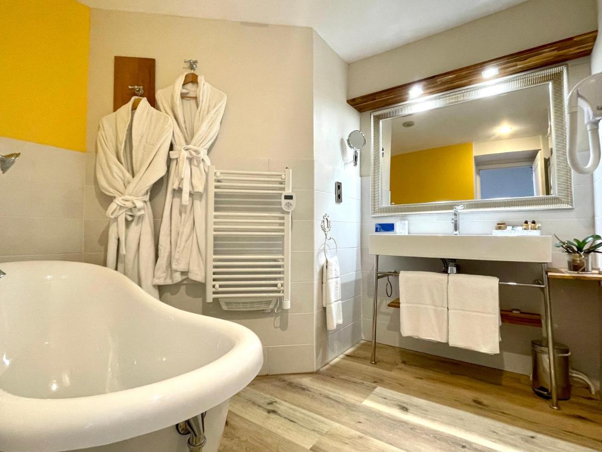 Salle de bains dans l'établissement Château Hôtel Edward 1er