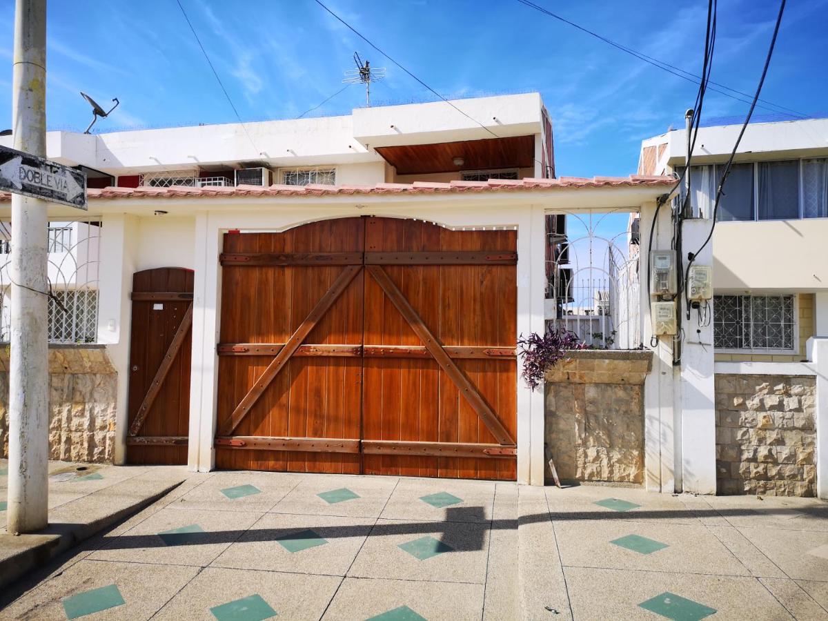 Casa Vacacional Salinas cerca de la playa - Housity