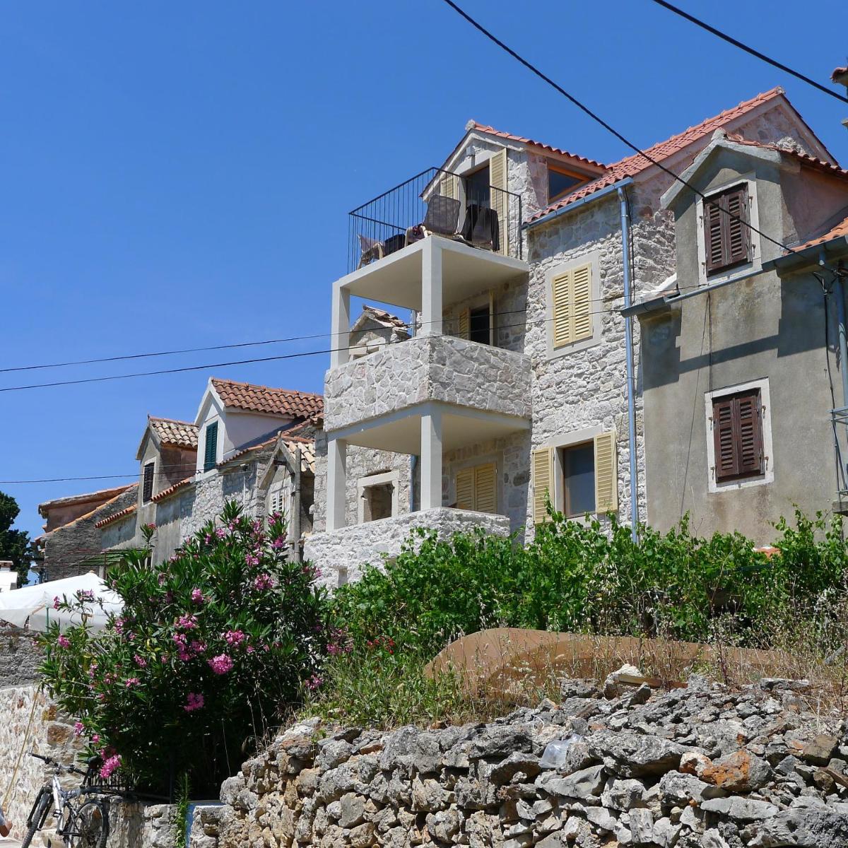 Stone House Nana - Housity