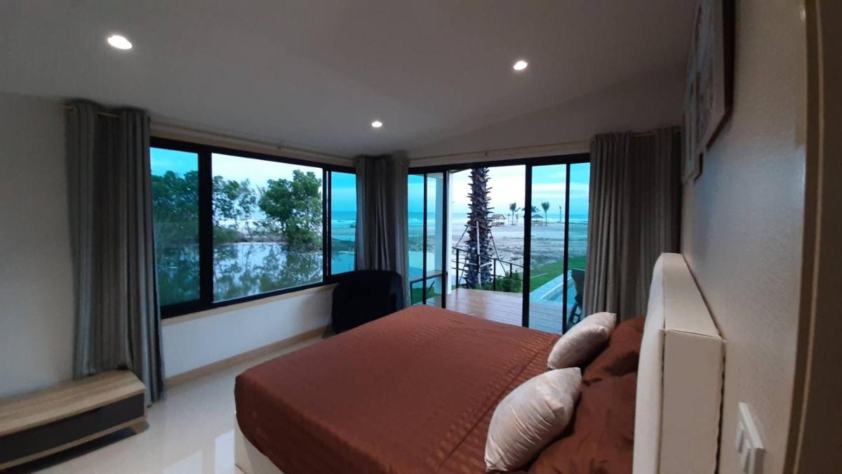 Lom Lay Beach Front Pool Villa Chaam, Huahin - Housity