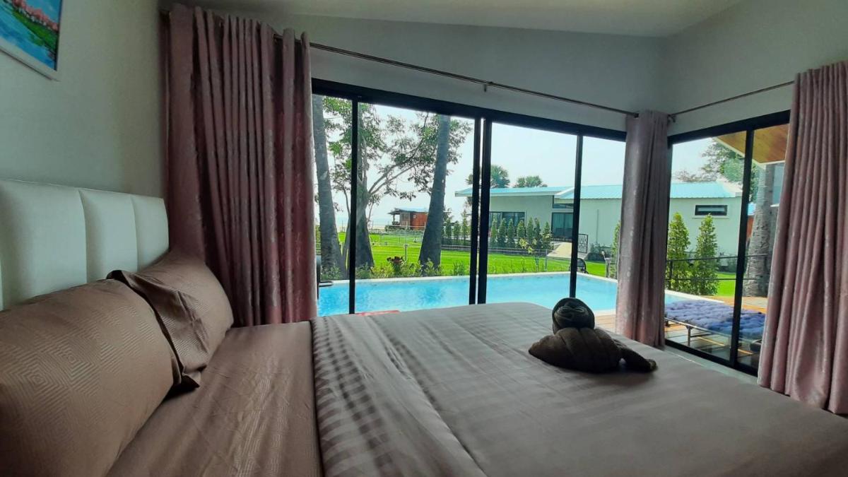 Lom Lay Beach Front Pool Villa Chaam, Huahin - Housity