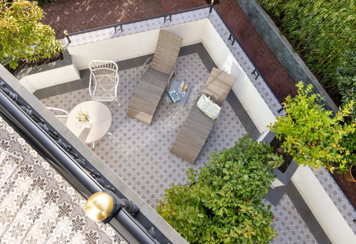 una vista aérea de un patio con bancos y plantas en Villa Magalean Hotel & Spa, en Hondarribia