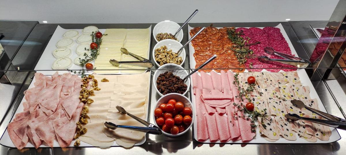 Comida en o cerca de este hotel