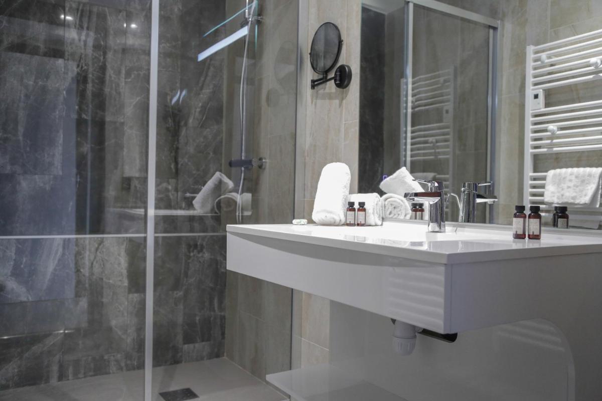 une salle de bain avec un lavabo et une douche dans l'établissement Eco-Résidence Dolce Paese & Spa, à Algajola une salle de bain avec un lavabo et une douche dans l'établissement Eco-Résidence Dolce Paese & Spa, à Algajola