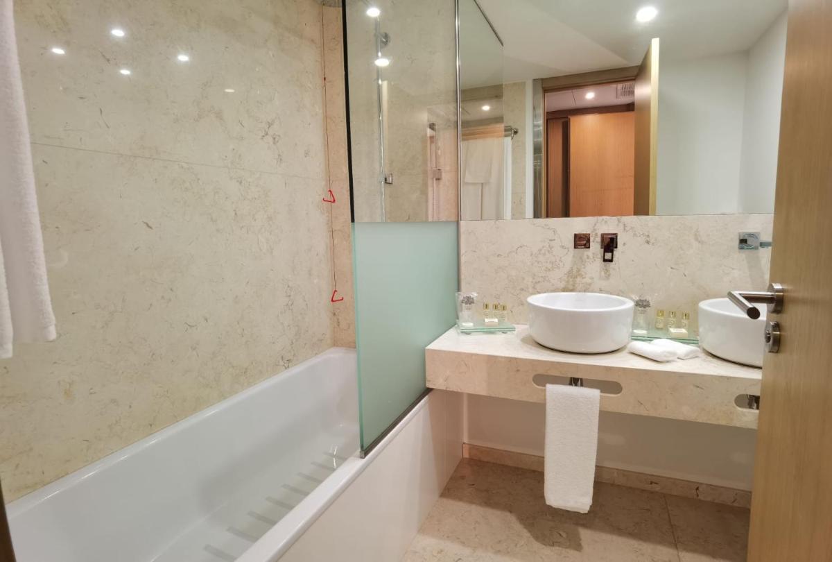 Uma casa de banho em Castelo Hotel