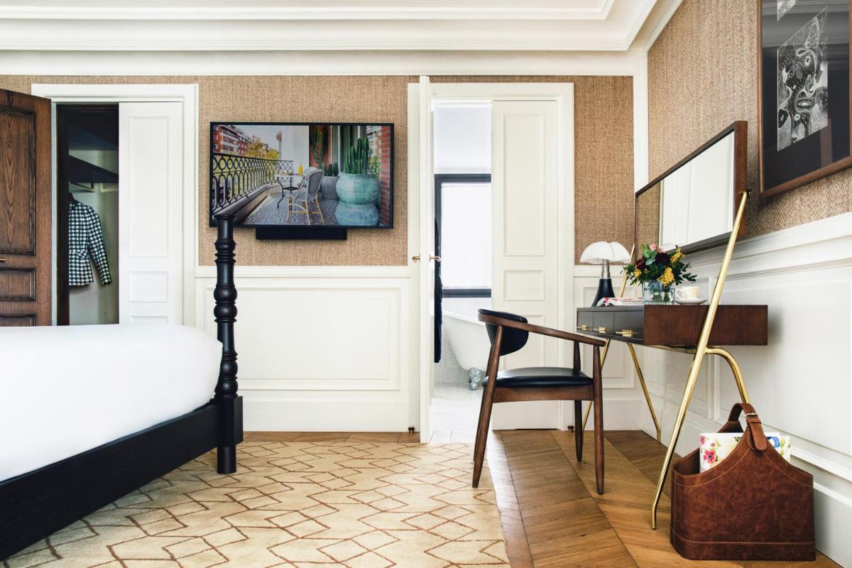 Una televisión o centro de entretenimiento en BLESS Hotel Madrid - The Leading Hotels of the World