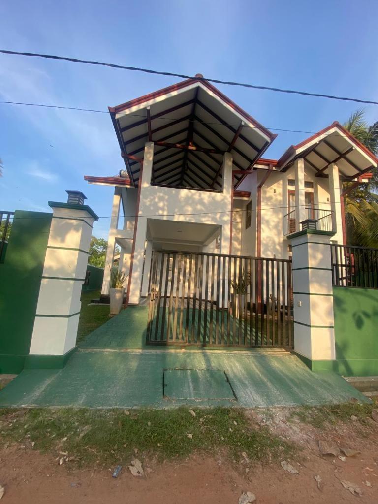 Suitetrails - 3 bed 2 bath Entire furnished house in Negombo