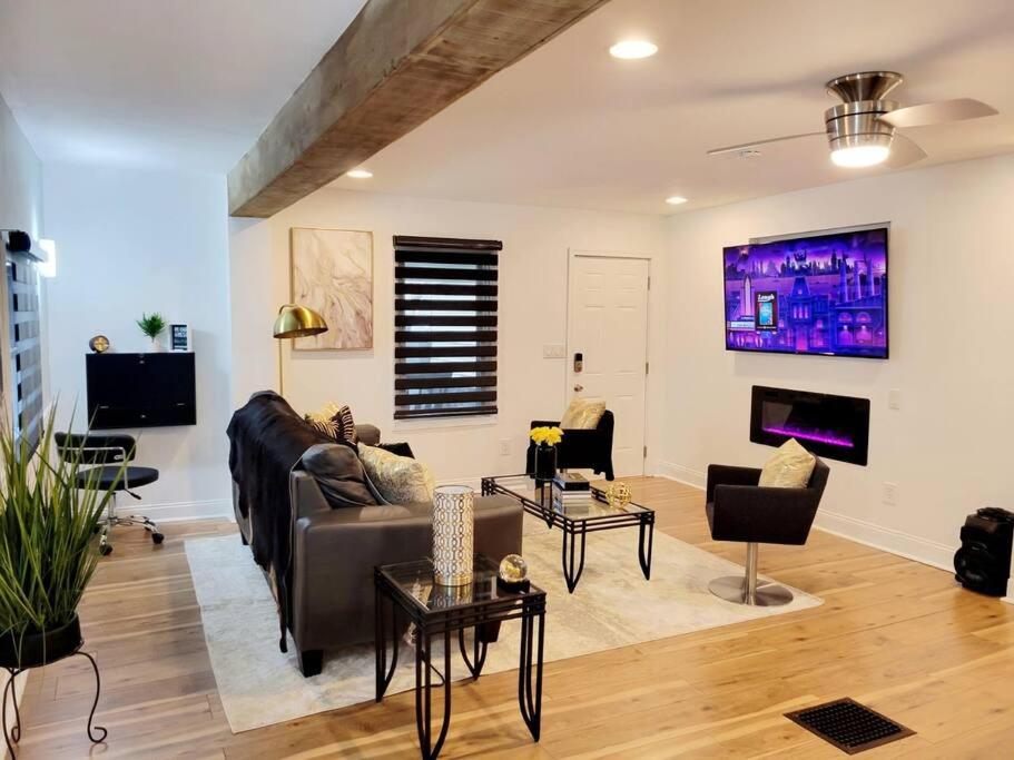 Luxe On Walnut**king size bed**W/Off St.Parking** - Housity