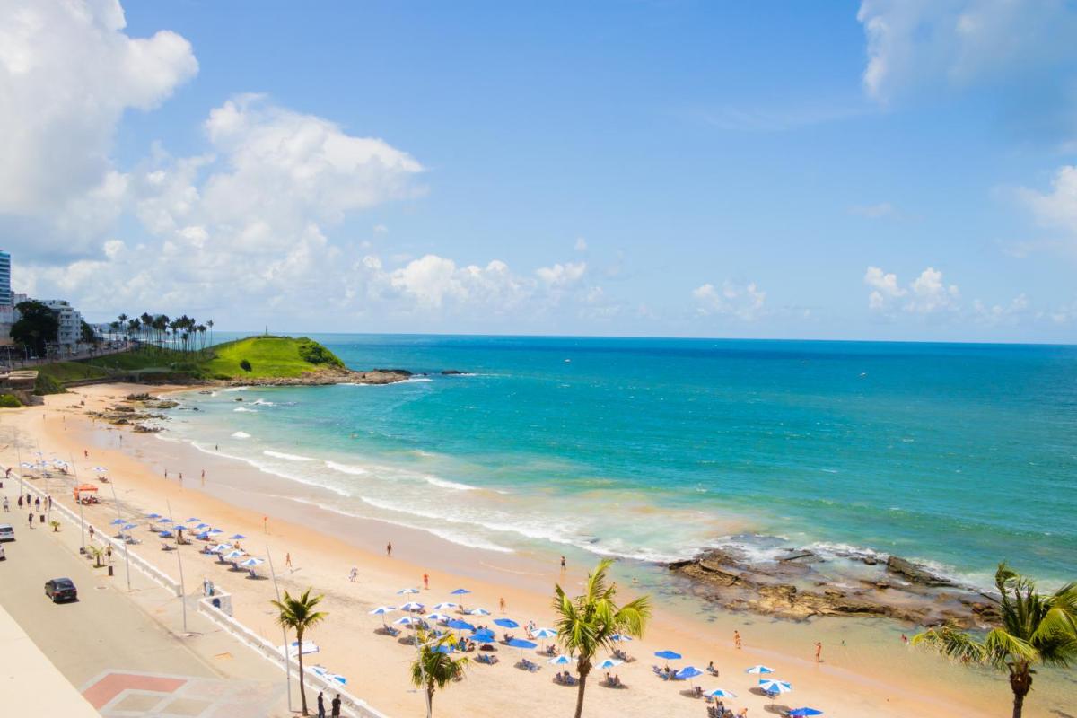 Farol Barra Flat. Vista Mar no Circuito do Carnaval . Em frente a praia. - Housity