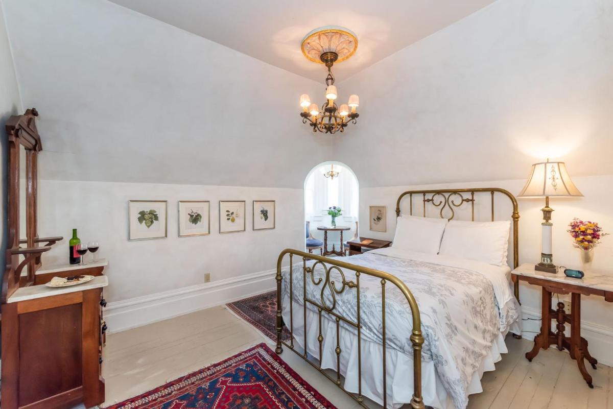 Suitetrails - Chateau Tivoli Bed and Breakfast