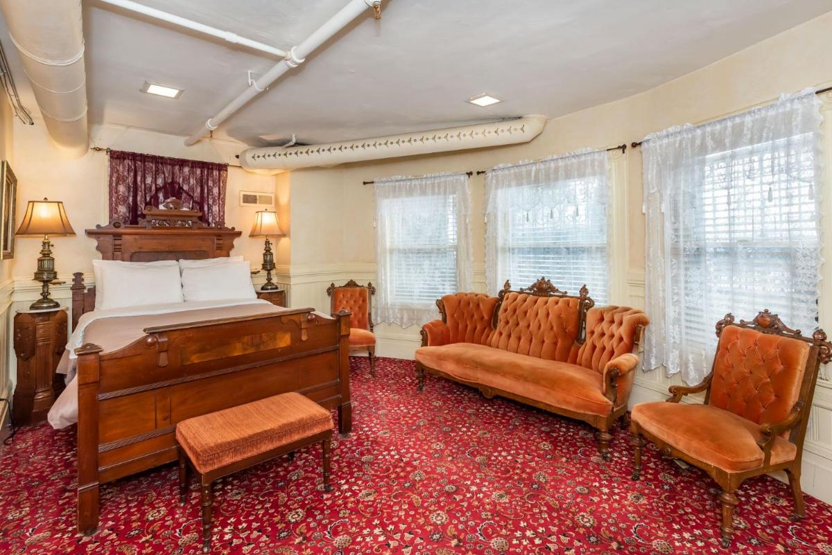 Chateau Tivoli Bed and Breakfast - Housity