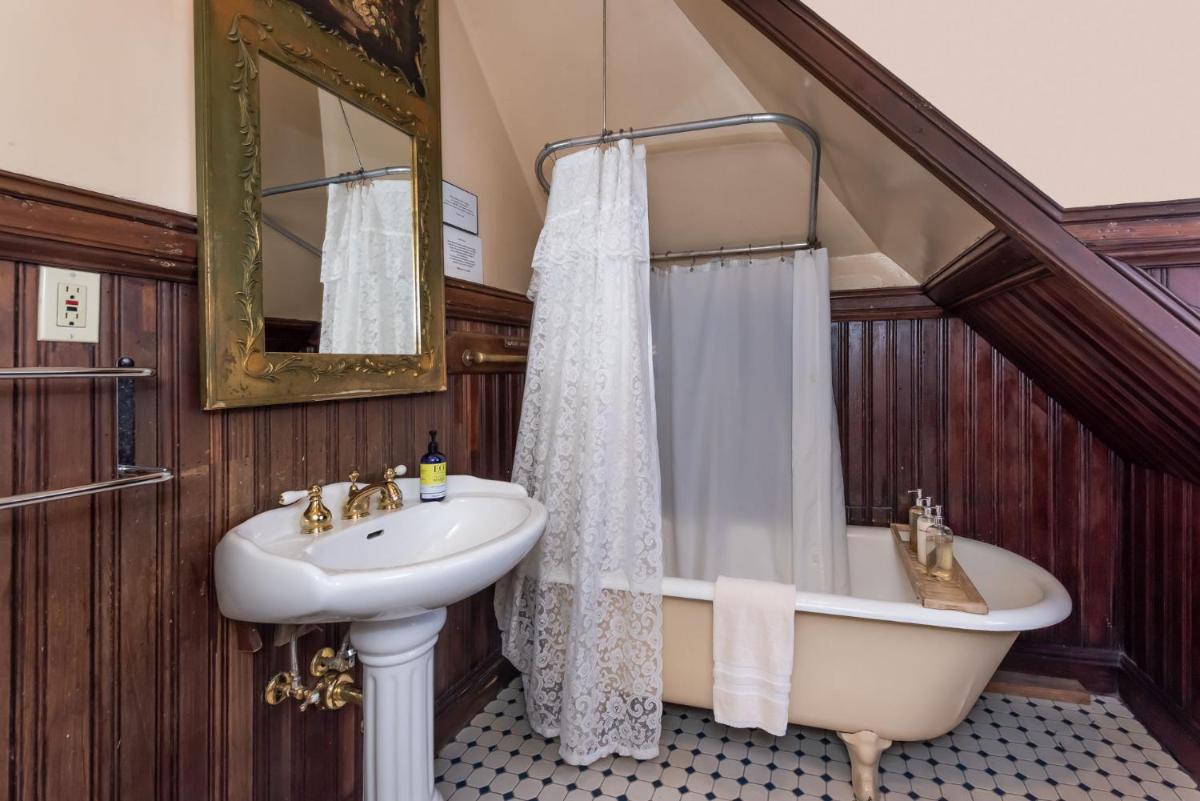 Chateau Tivoli Bed and Breakfast - Housity