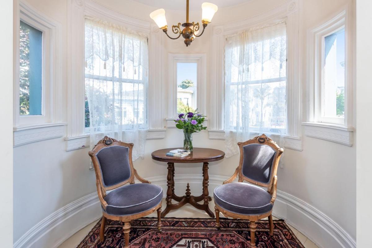 Chateau Tivoli Bed and Breakfast - Housity