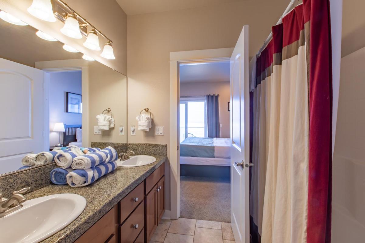 Rockaway beach vibes,Waterfront Oceanfront Rockaway Beach House near Downtown,WIFI, Washer Dryer - Housity