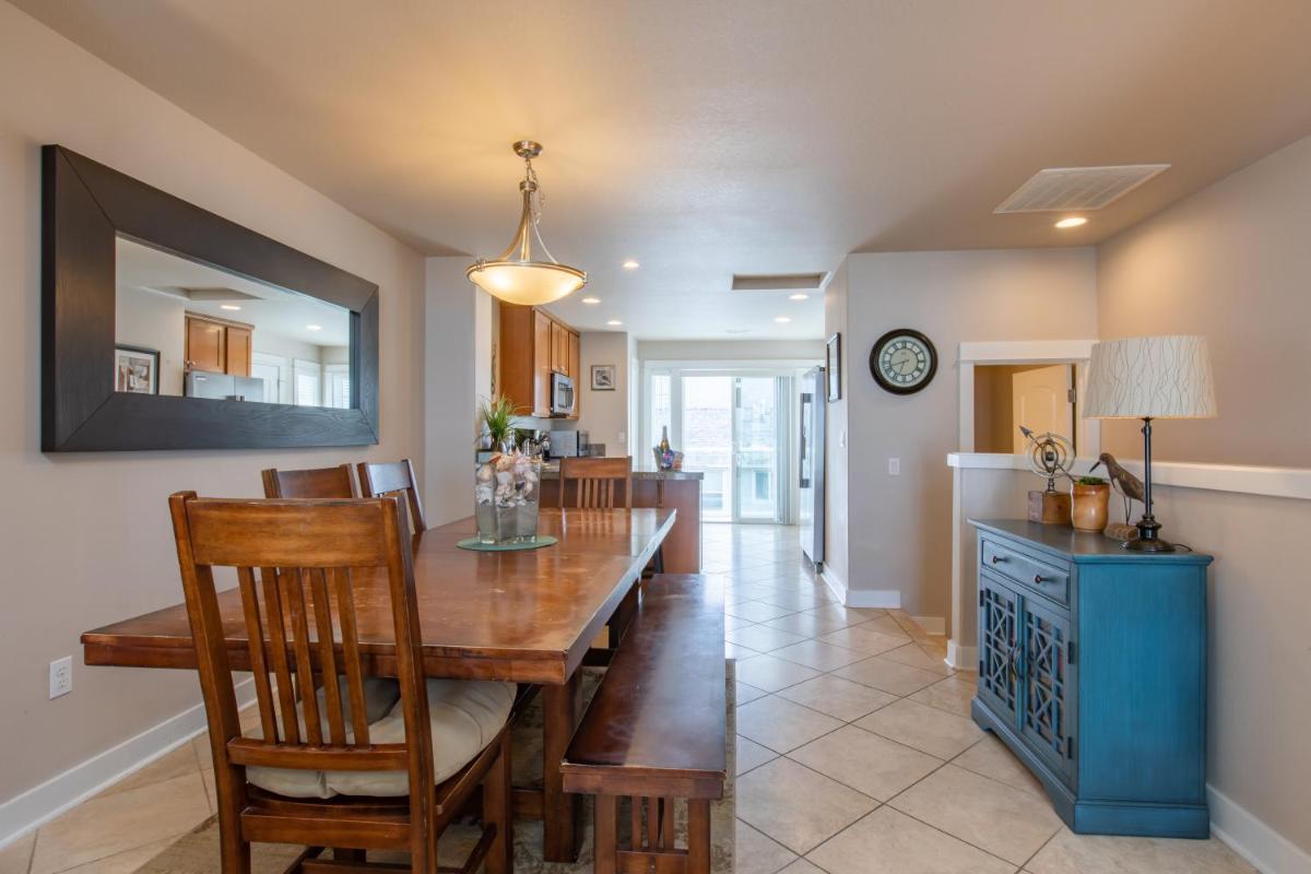 Rockaway beach vibes,Waterfront Oceanfront Rockaway Beach House near Downtown,WIFI, Washer Dryer - Housity