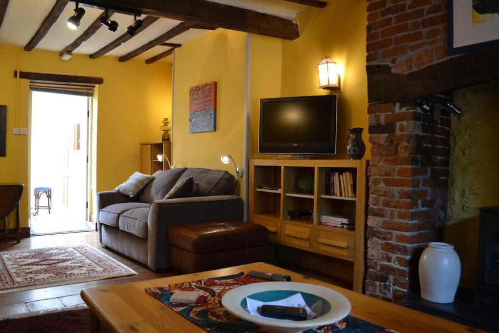 Spacious ground floor apartment. No 1A The Stables - Housity