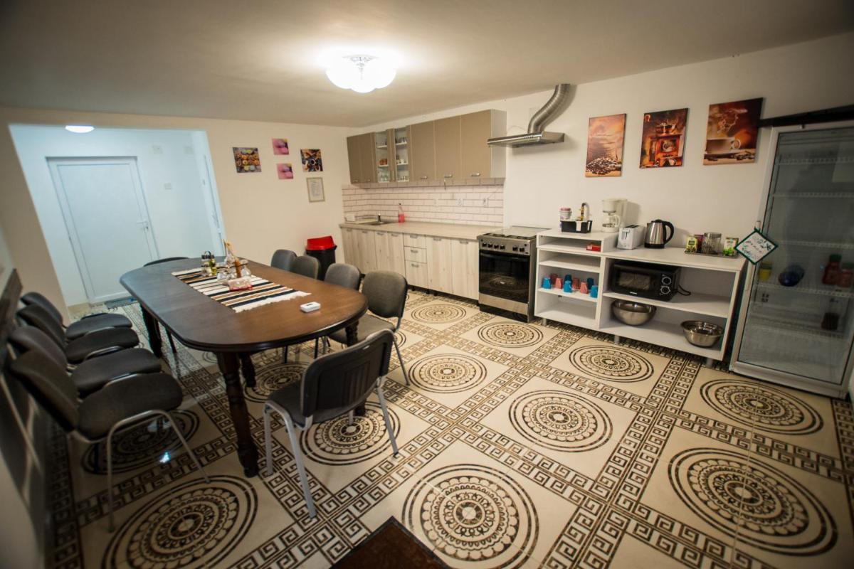 Stunning 5 Bed House in Campulung Moldovenesc - Housity