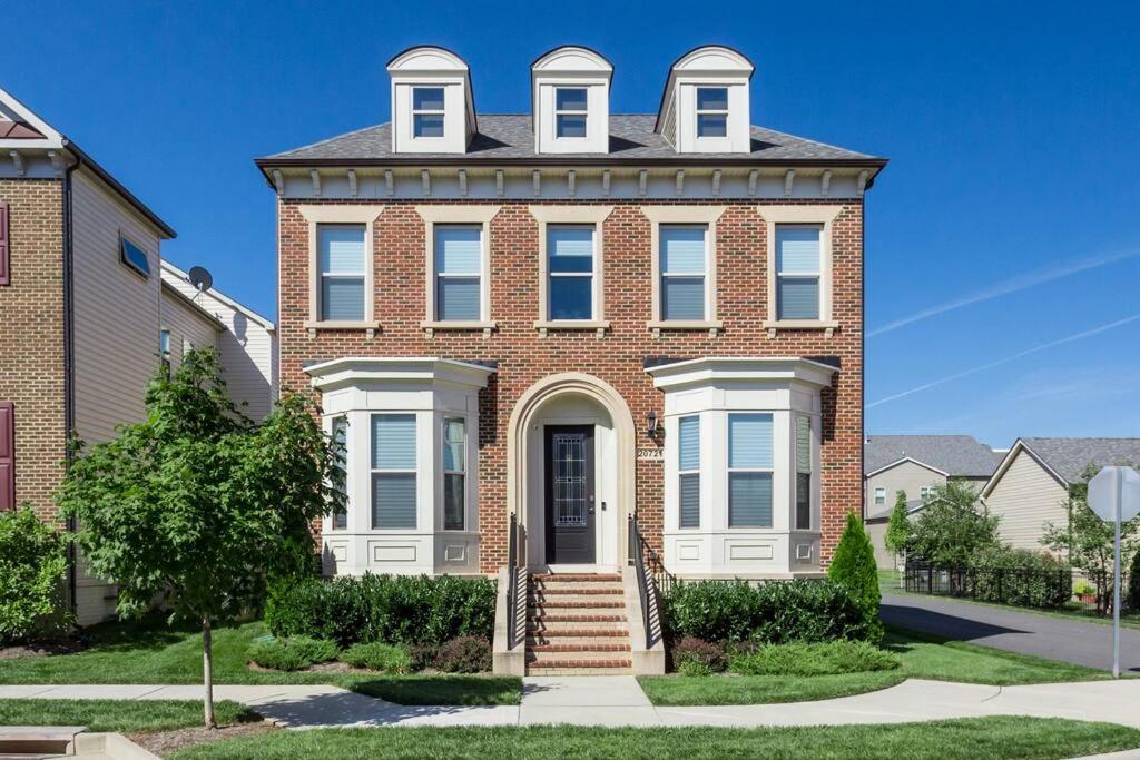 Lux 5BD - Theater, Gym, Game Room, Parking & more! - Housity