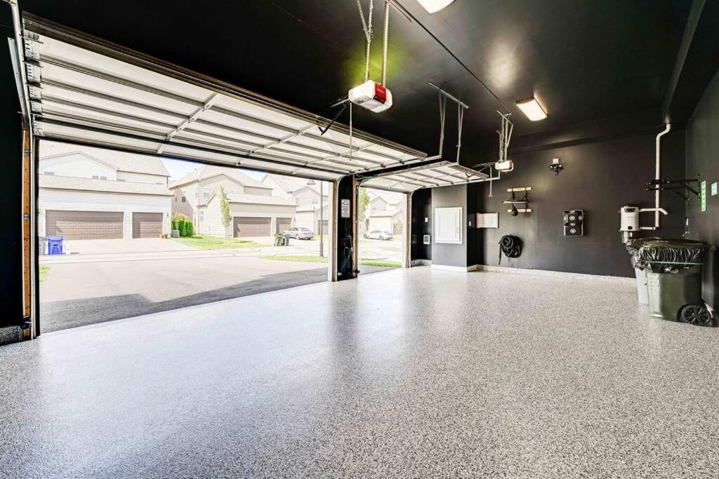 Lux 5BD - Theater, Gym, Game Room, Parking & more! - Housity