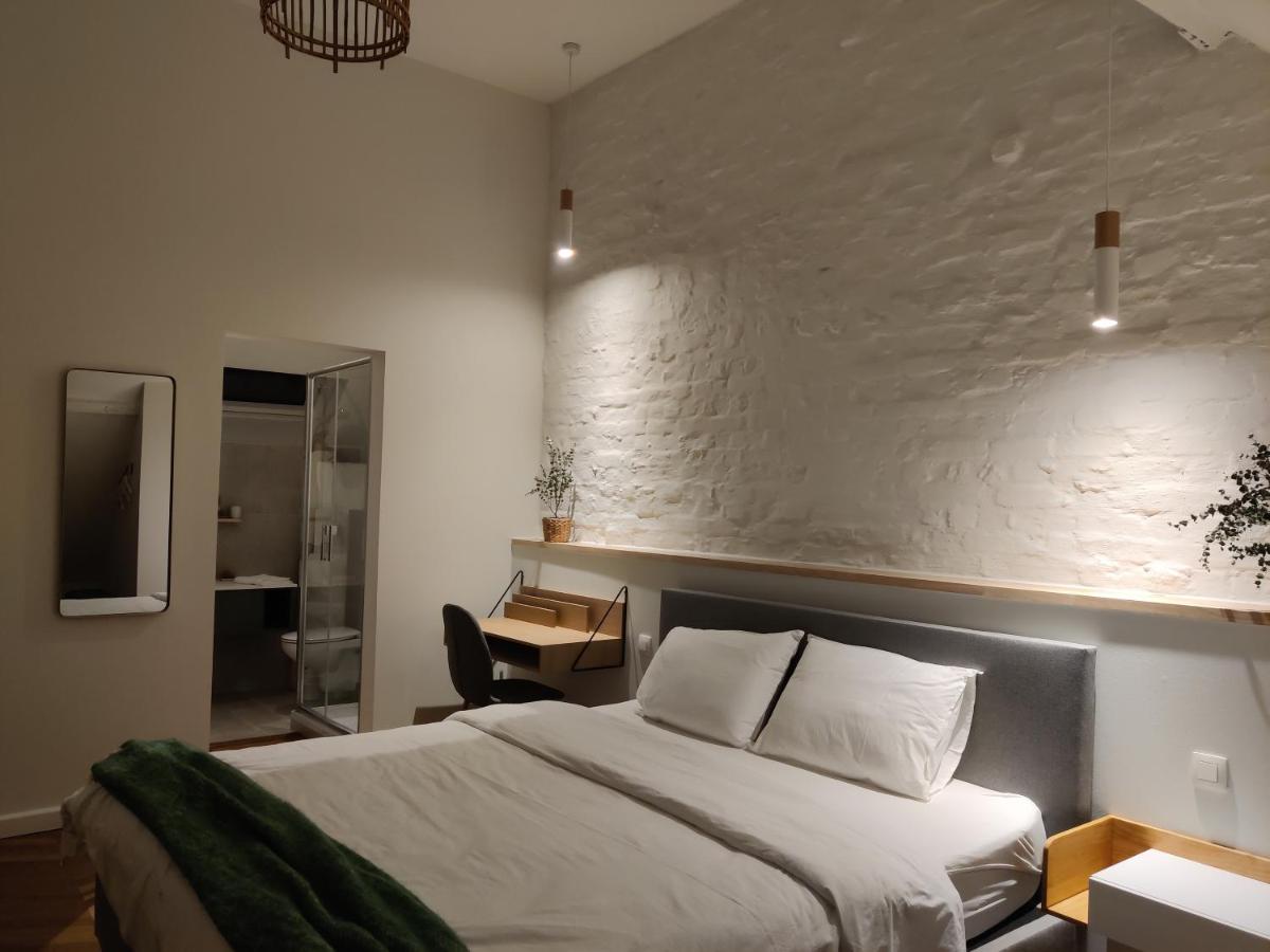 Fáilte Muur - Housity