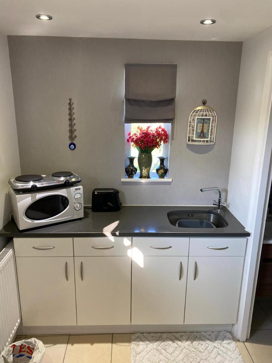 The Glen Guest House 1-bedroom guest house with free parking - Housity