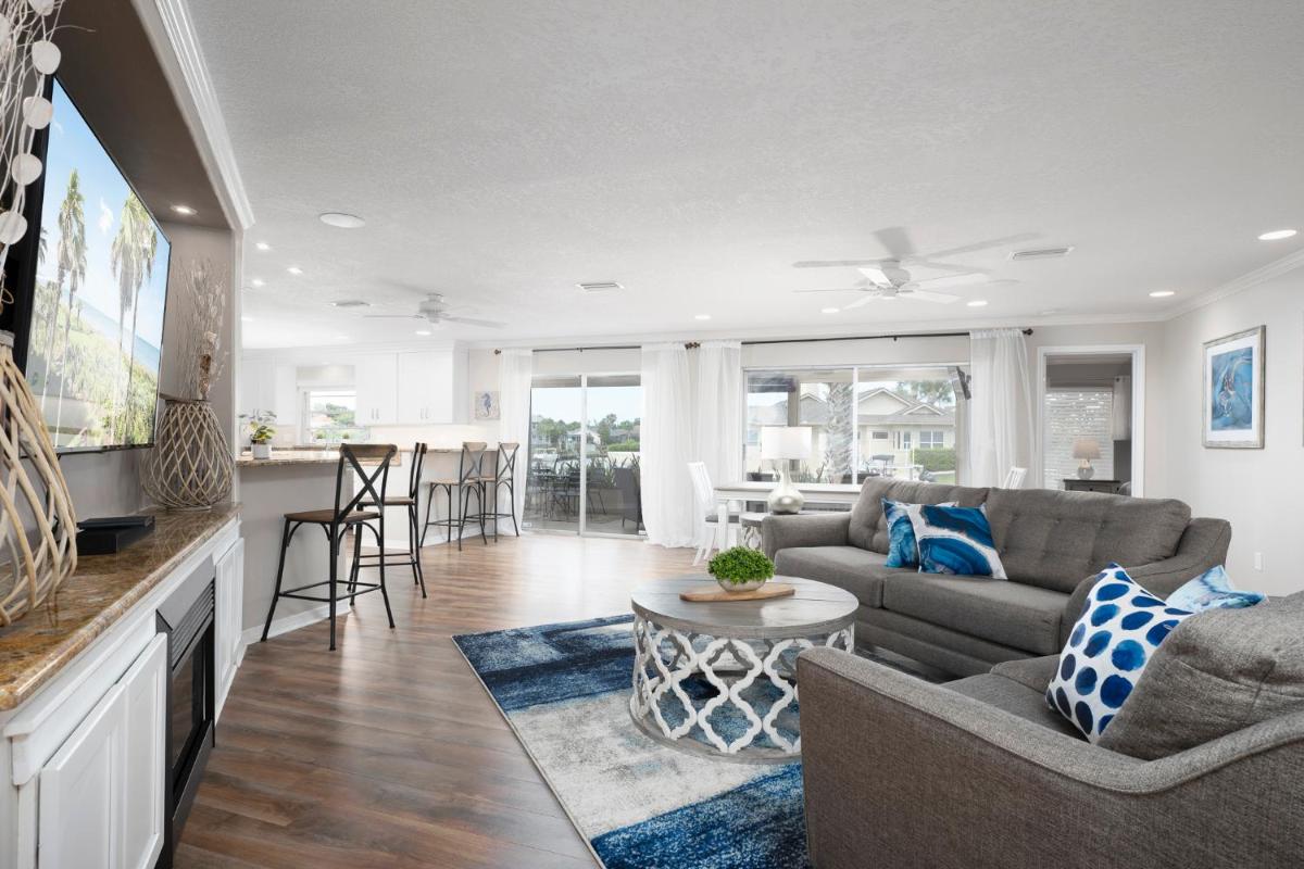 Dolphin Paradise, 4 BR, Boat Dock, Near Beach, Lanai, Wi-Fi, Sleeps 8 - Housity