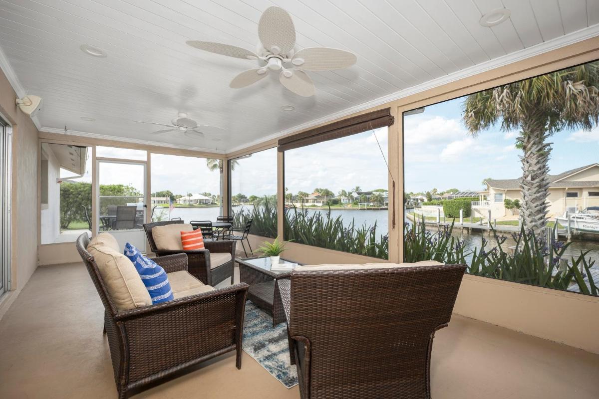 Dolphin Paradise, 4 BR, Boat Dock, Near Beach, Lanai, Wi-Fi, Sleeps 8 - Housity
