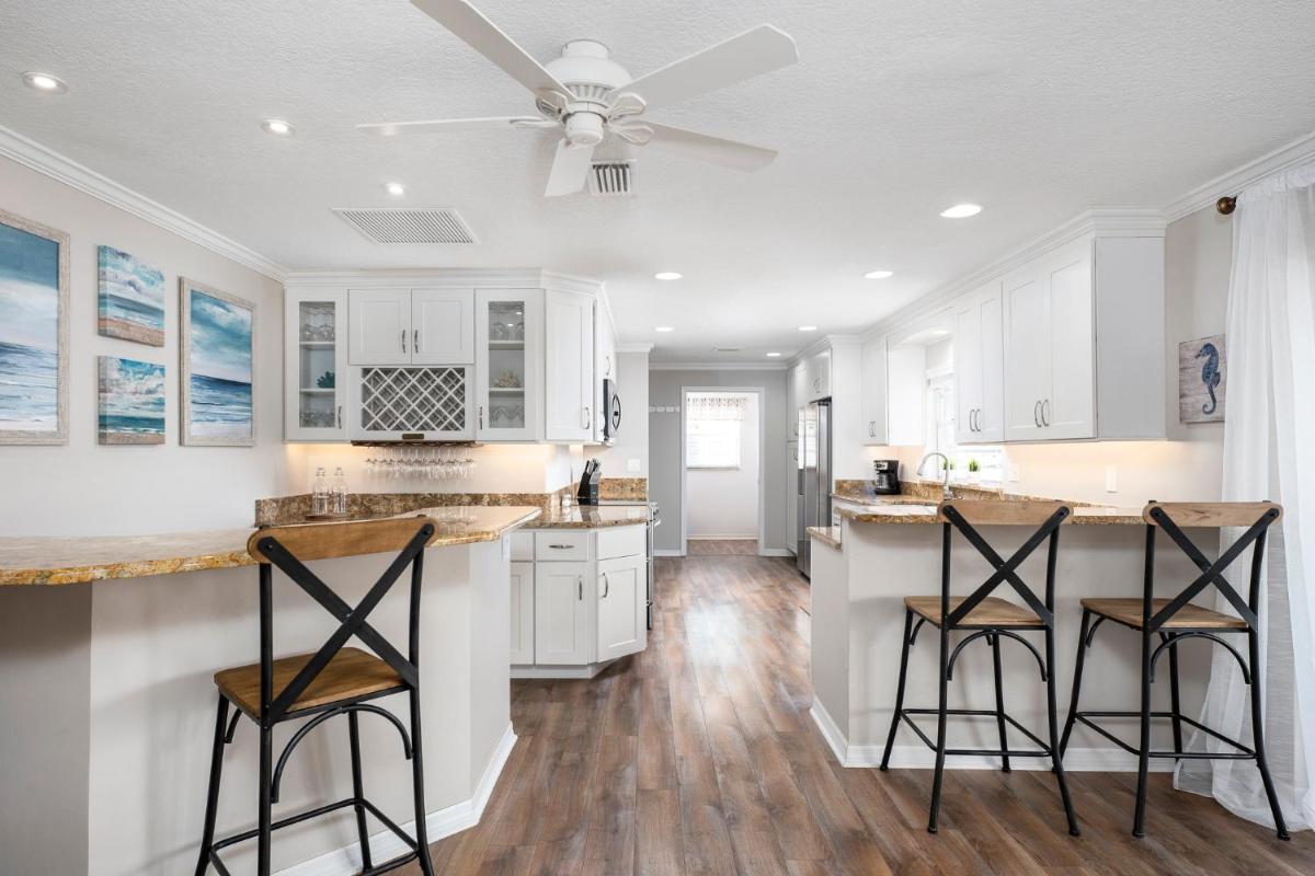 Dolphin Paradise, 4 BR, Boat Dock, Near Beach, Lanai, Wi-Fi, Sleeps 8 - Housity