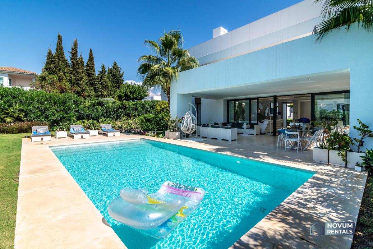 Remarkable 5-BDRM Villa - Heated POOL & GYM - Housity