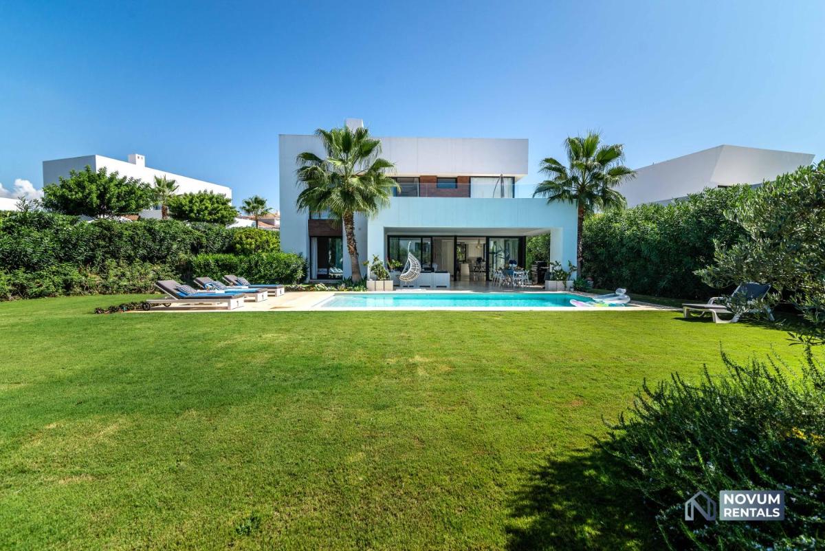 Remarkable 5-BDRM Villa - Heated POOL & GYM - Housity