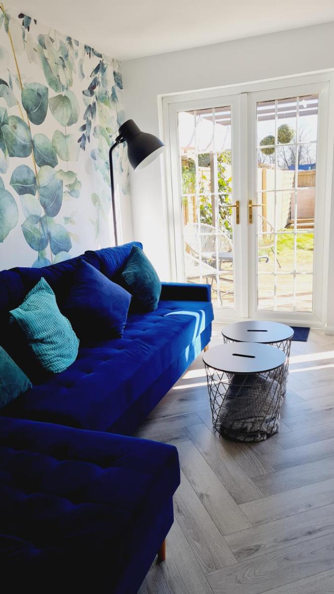 Beautiful 2bed house with garden, walking distance to town - FREE parking - Housity