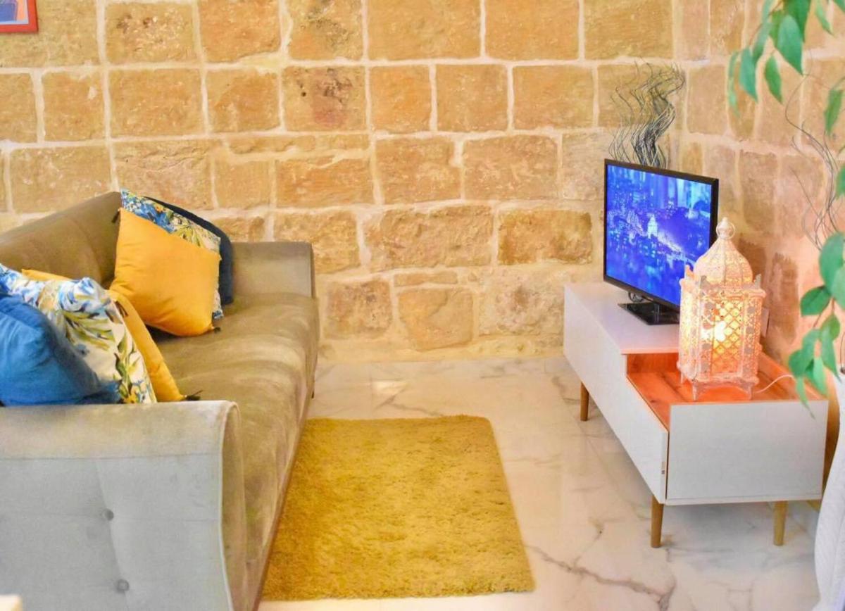 Compact And Cheerful House Close To Valletta - Housity