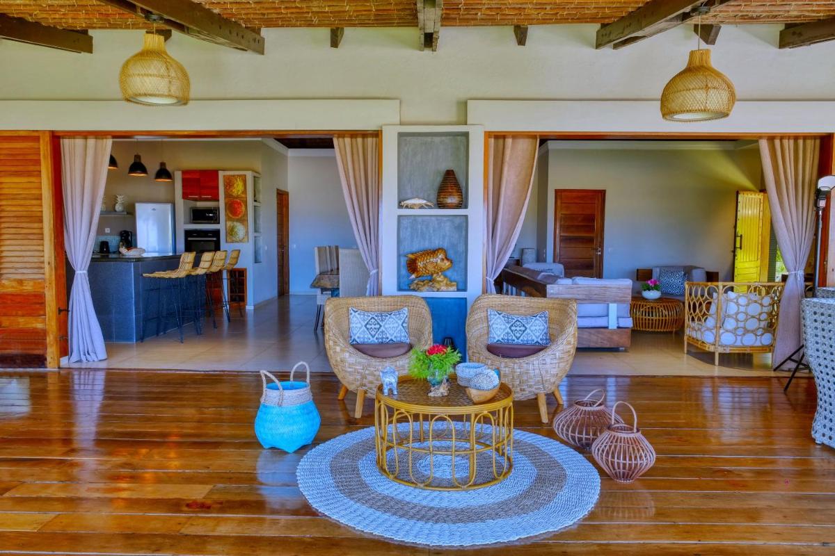 Luxury Sakina Villa - Beachfront - Housity