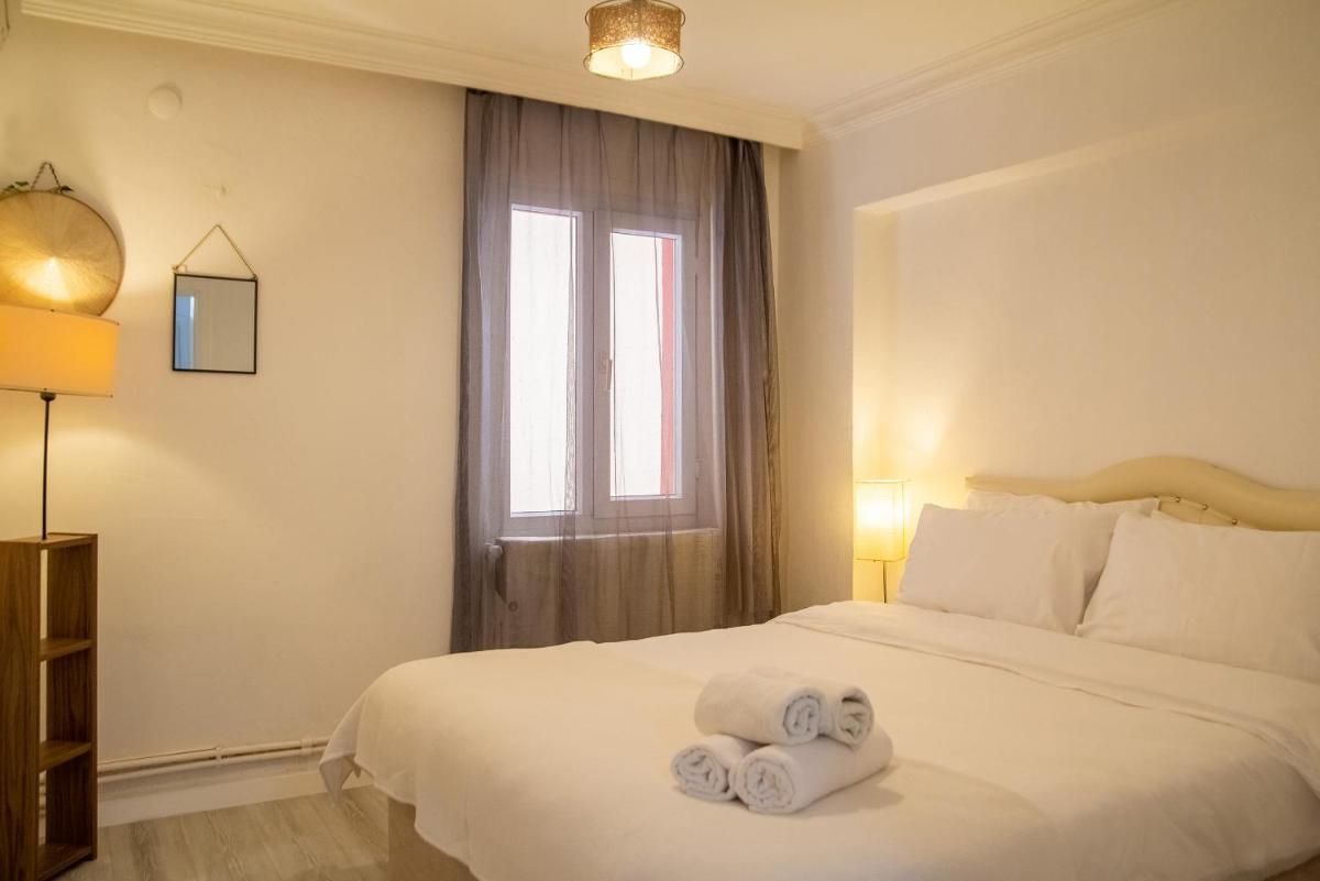 Cozy and Central Apartment near Historical Lift and Shore in Konak, Izmir - Housity