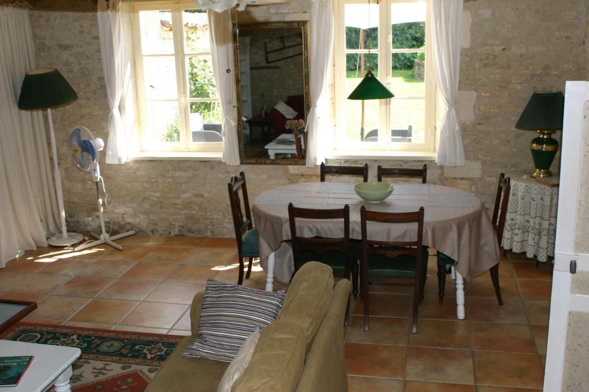 Suitetrails - 3 Bed Gite with private pool & garden in Nantille
