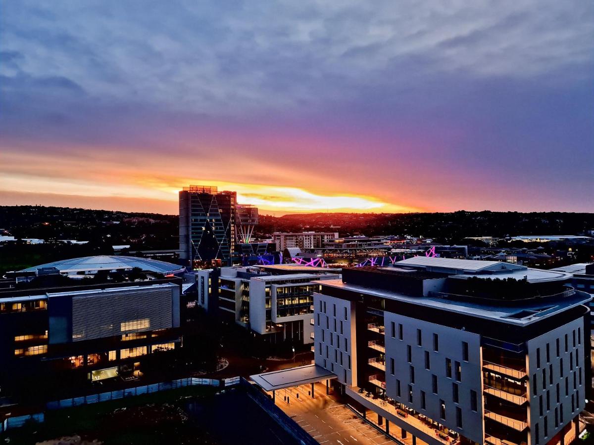 Luxurious Menlyn Maine 1 Bedroom on 12th Floor with Stunning Views & No Load Shedding - Housity