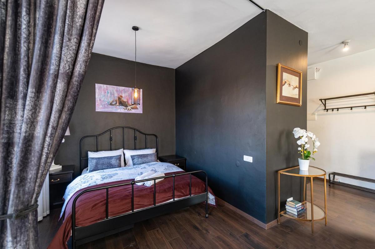 Retro Studio Old Town Apartment by Hostlovers - Housity