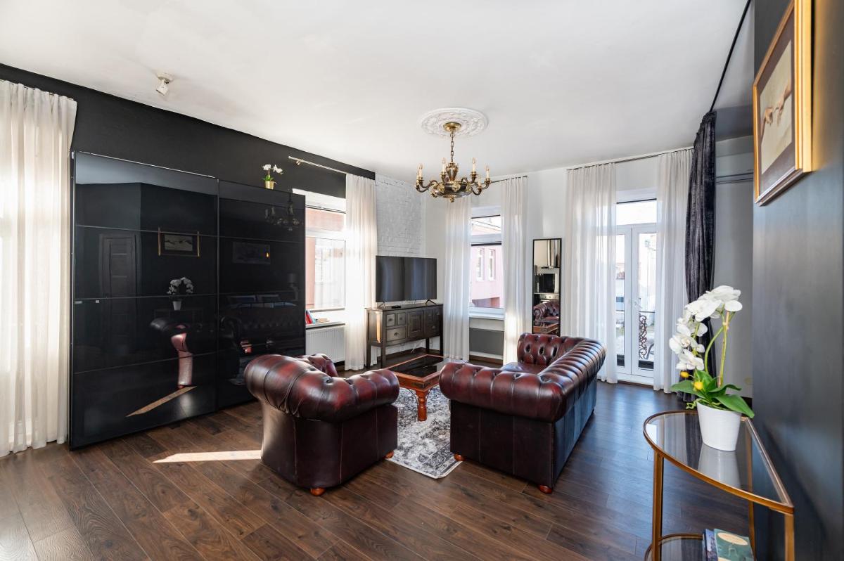 Retro Studio Old Town Apartment by Hostlovers - Housity