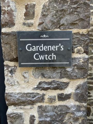 Gardener's Cwtch, Llwynhelig Manor - Housity