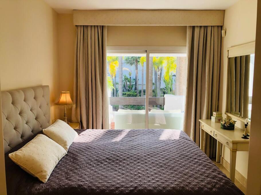 Beachside Luxury 2 bedroom apartment, Puerto Banus - Housity
