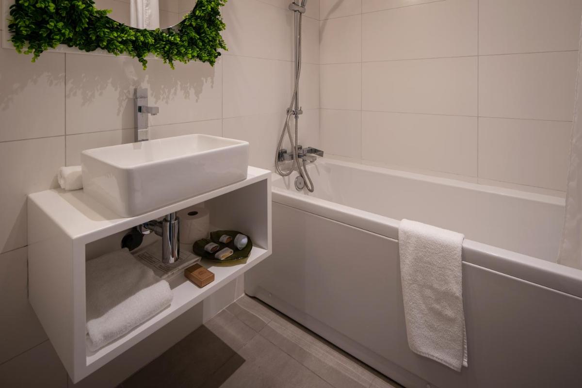 Uma casa de banho em Senhora da Rosa, Tradition & Nature Hotel