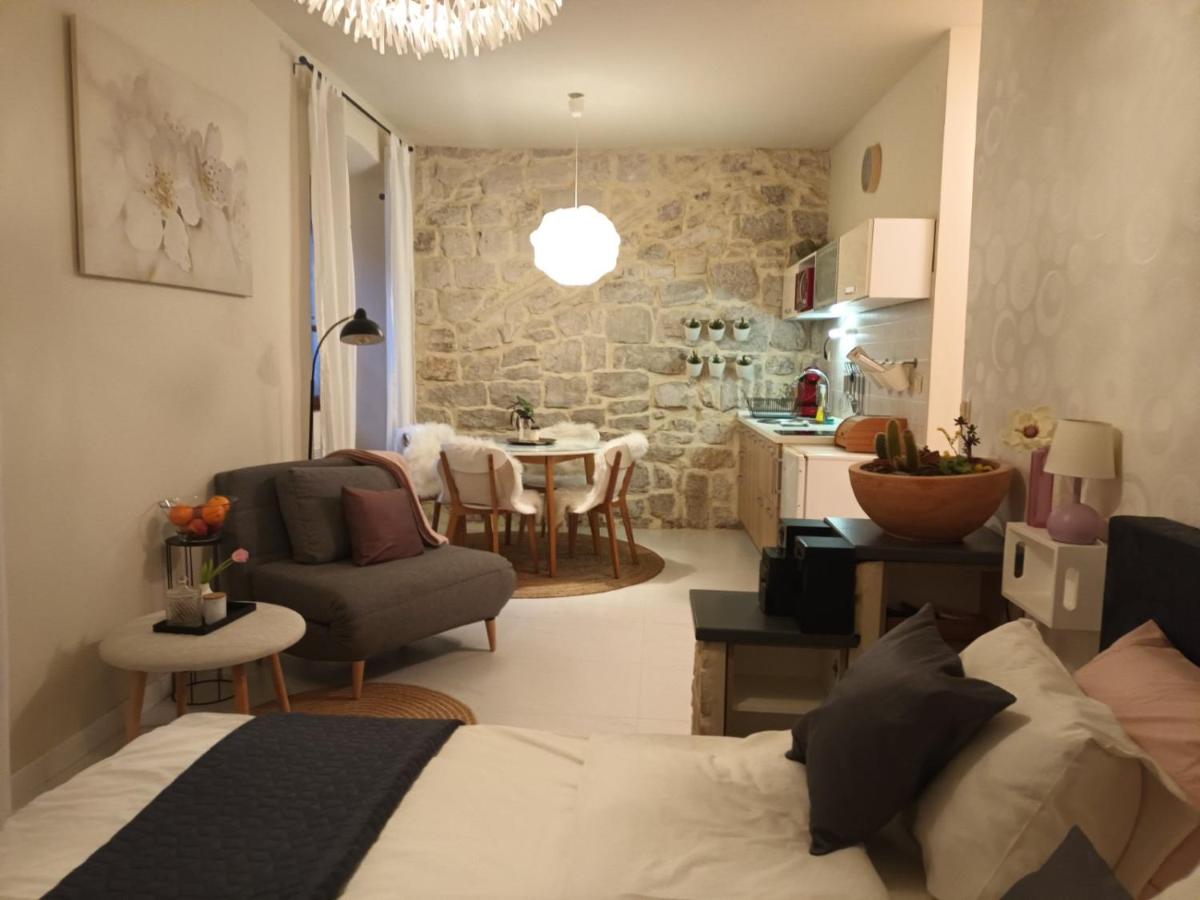 Leut Apartment - Housity